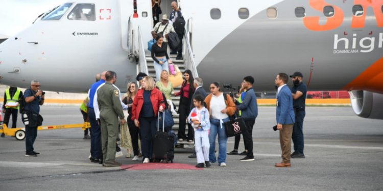 65 personas regresan al país en vuelo humanitario desde Venezuela