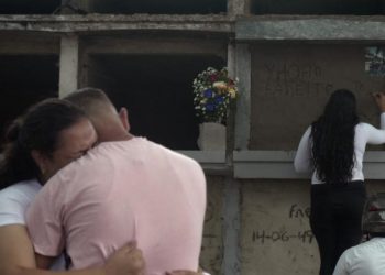Familias empiezan a enterrar a las víctimas de los terremotos