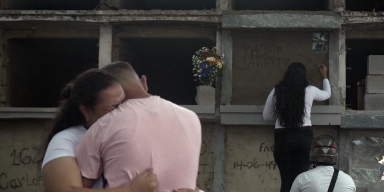 Familias empiezan a enterrar a las víctimas de los terremotos