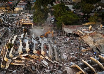Rescatistas de las Fuerzas Armadas dominicanas rescatan niño con vida en Venezuela
