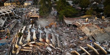 Rescatistas de las Fuerzas Armadas dominicanas rescatan niño con vida en Venezuela