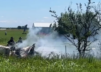Mueren 12 personas en avioneta de una escuela de paracaidistas