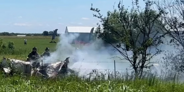 Mueren 12 personas en avioneta de una escuela de paracaidistas