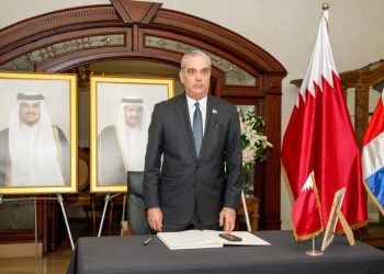 Presidente Abinader firma libro de condolencias por el fallecimiento de su alteza, el Emir Padre Sheikh Hamad Bin Khalifa Al Thani