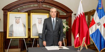 Presidente Abinader firma libro de condolencias por el fallecimiento de su alteza, el Emir Padre Sheikh Hamad Bin Khalifa Al Thani