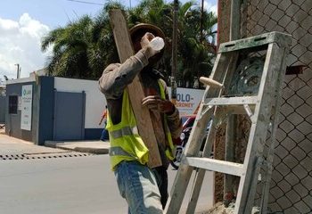 El calor extremo pone a prueba a quienes trabajan bajo el sol