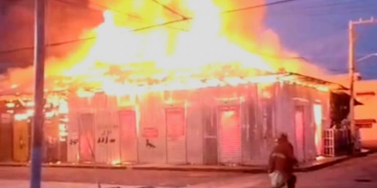 Incendio destruye negocios de una cuadra completa en Imbert, Puerto Plata