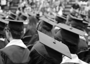 Proyecto de Ley busca prohibir condicionamiento de entrega de títulos a pago de graduación