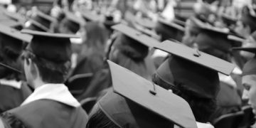 Proyecto de Ley busca prohibir condicionamiento de entrega de títulos a pago de graduación