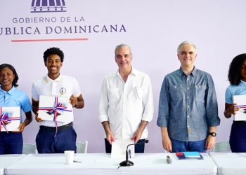 Presidente Abinader escucha inquietudes de estudiantes de Samaná y anuncia acciones para fortalecer la educación en la provincia