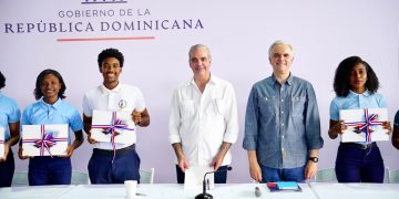 Presidente Abinader escucha inquietudes de estudiantes de Samaná y anuncia acciones para fortalecer la educación en la provincia