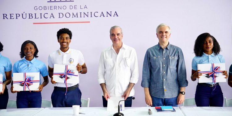 Presidente Abinader escucha inquietudes de estudiantes de Samaná y anuncia acciones para fortalecer la educación en la provincia