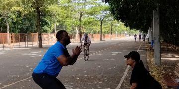 Cuando cae la tarde, Santiago cambia de ritmo