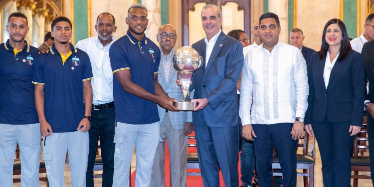 Presidente Abinader recibe en el Palacio Nacional al Salcedo Fútbol Club tras conquistar el campeonato nacional de la Liga Dominicana de Fútbol
