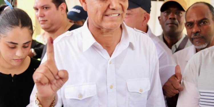 Regidores de Santo Domingo Oeste aprueban permiso de trabajo a Francisco Peña