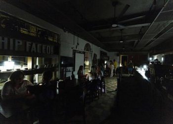 Problemas de generación en EcoEléctrica y Aguirre dejan a más de 320,000 sin luz en Puerto Rico