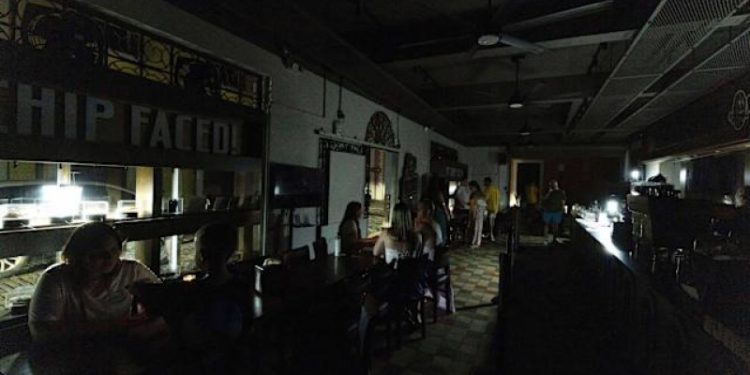 Problemas de generación en EcoEléctrica y Aguirre dejan a más de 320,000 sin luz en Puerto Rico
