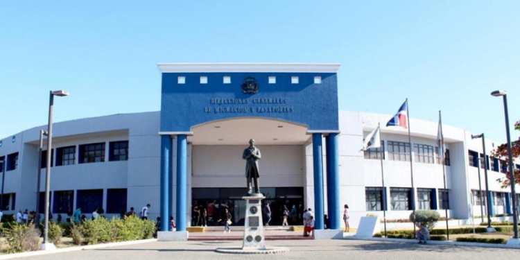 Investigarán a agentes migratorios por traslado inadecuado de haitiano a bordo de motocicleta