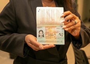 Acuerdan instalar servicios de renovación de pasaportes en aeropuertos del país