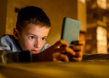 Es oficial: Francia aprueba la prohibición de redes sociales a los menores de 15 años