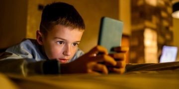 Es oficial: Francia aprueba la prohibición de redes sociales a los menores de 15 años