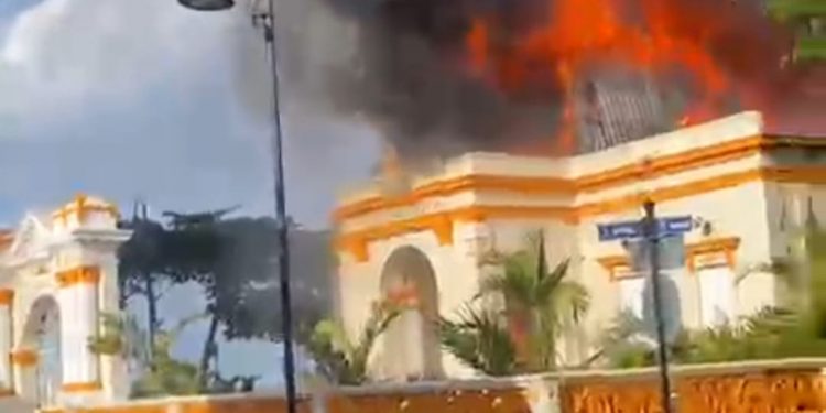Se incendia emblemática Logia Restauración número 11 en el centro histórico de Puerto Plata