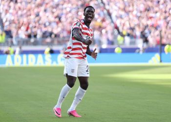 La FIFA suspende la sanción por tarjeta roja a Balogun y podrá jugar contra Bélgica