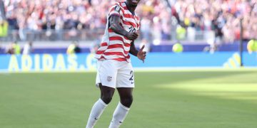 La FIFA suspende la sanción por tarjeta roja a Balogun y podrá jugar contra Bélgica