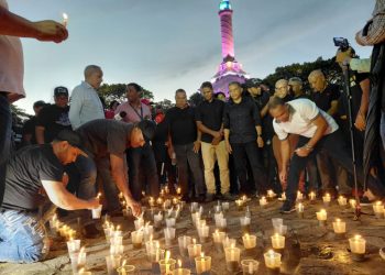 CNTT realiza encendido de velas en Santiago y anuncia protestas por alza del costo de la vida