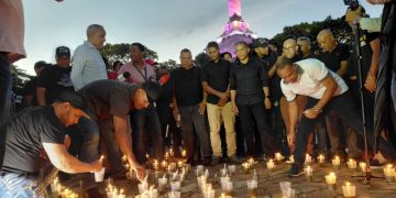 CNTT realiza encendido de velas en Santiago y anuncia protestas por alza del costo de la vida