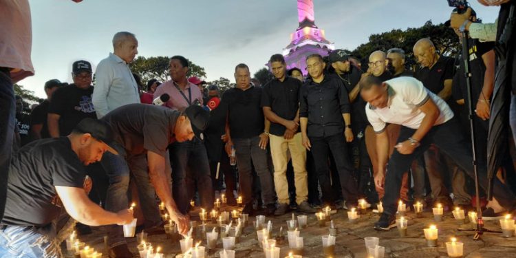 CNTT realiza encendido de velas en Santiago y anuncia protestas por alza del costo de la vida
