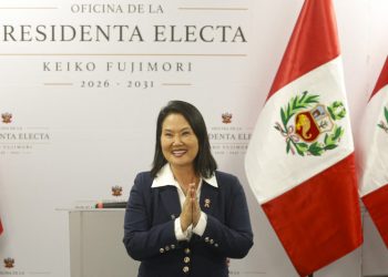 Keiko Fujimori se inviste como presidenta de Perú; noveno cambio de presidente en diez años