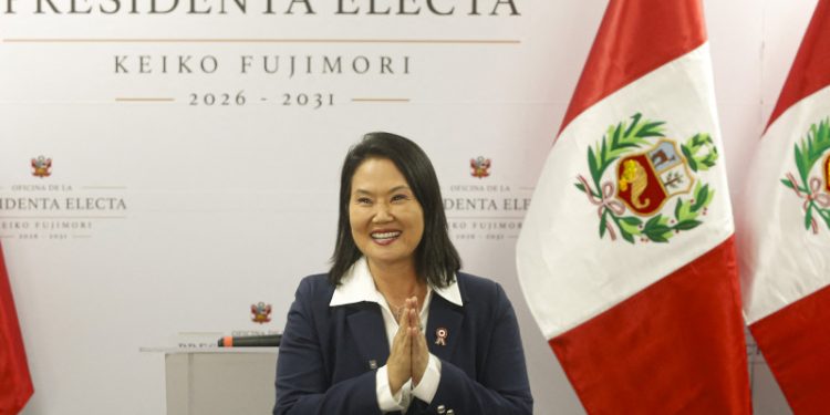 Keiko Fujimori se inviste como presidenta de Perú; noveno cambio de presidente en diez años