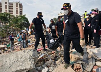 Venezolanos con nervios al límite por rumores e ilusiones de hallar vida bajo los escombros