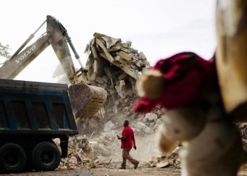 Exgrandeliga busca a su hija y esposa en un hotel devastado por sismos en Venezuela