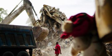 Exgrandeliga busca a su hija y esposa en un hotel devastado por sismos en Venezuela