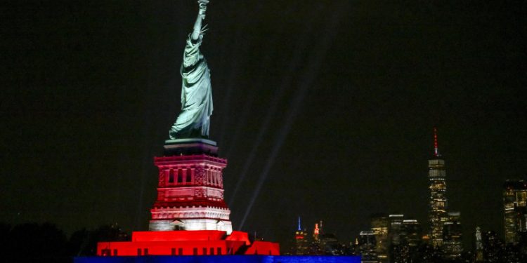 La Estatua de la Libertad brilla para celebrar la independencia de EEUU