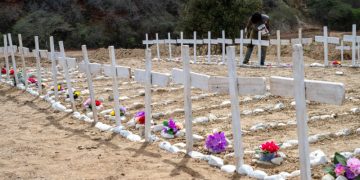 Venezuela entierra cuerpos no identificados tras terremotos que dejaron más de 3,000 muertos