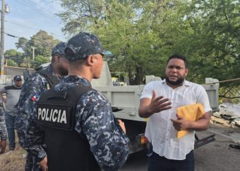 Pescadores de Barahona denuncian "atropello" tras demolición de casetas durante litigio judicial