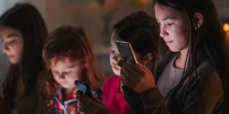 Países prohíben las redes sociales para los menores