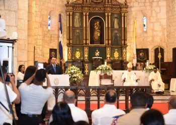Arzobispo coadjutor Carlos Morel Diplán pide trato humano en el SNS
