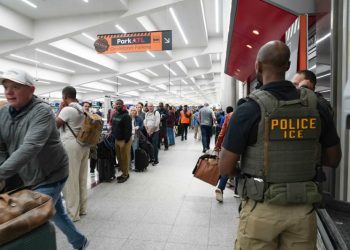 ICE aumenta operativos en aeropuertos de EE.UU.