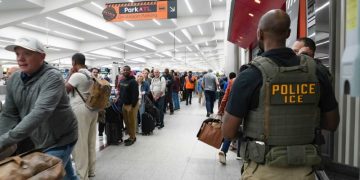 ICE aumenta operativos en aeropuertos de EE.UU.