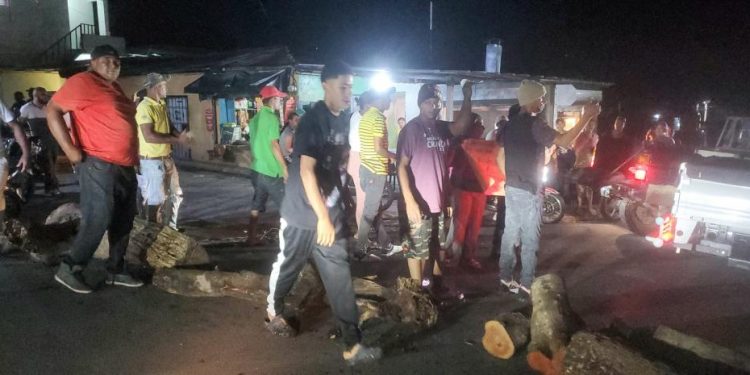 Policía dispersa con bombas lacrimógenas protesta en Ocoa por contra falla en servicio eléctrico