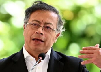 Funcinaria denuncia a Petro ante representantes
