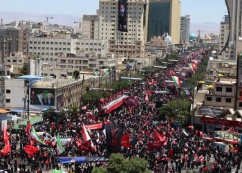 Irán da último adiós a Jameneí con un multitudinario entierro