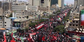 Irán da último adiós a Jameneí con un multitudinario entierro