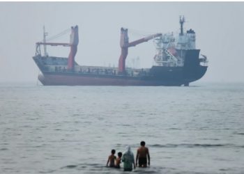 Un barco encalla en el estrecho de Ormuz por no seguir ruta aprobada por Irán