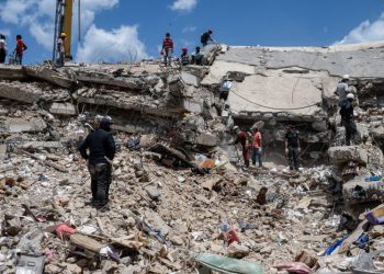 Socorristas trabajan para sacar de escombros a venezolano vivo siete días después de los terremotos