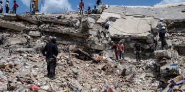 Socorristas trabajan para sacar de escombros a venezolano vivo siete días después de los terremotos